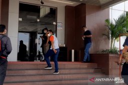 Bupati Bintan Apri Sujadi bantah dibawa KPK ke Jakarta