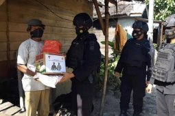 Brimob Polda Sumut bagikan sembako kepada  warga terdampak COVID-19