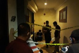 Seorang perempuan ditemukan tewas berlumuran darah dalam kamar hotel