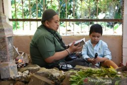 Pasca dilantik sebagai Bupati Tapsel, Dolly Pasaribu ziarahi makam Ayahnya