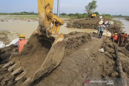 Perbaikan tanggul sungai Cipanas