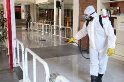 Brimob Polda Sumut intensifkan penyemprotan disinfektan di Kota Medan