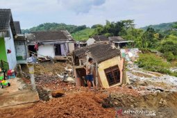 Longsor merobohkan delapan rumah di Gubungpati