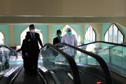 Masjid Agung Sidoarjo dilengkapi "travelator"
