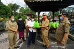 Bupati Karangasem bantu 12 warga Peringsari yang isolasi COVID-19