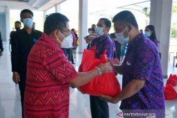 Anggota DPR serahkan bantuan sembako ke Jumatik Denpasar