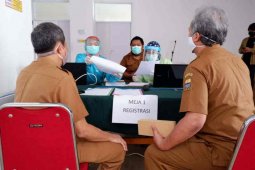 Pekerja sektor publik di Kota Cirebon divaksin COVID-19