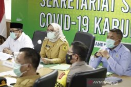 Bupati Bogor beri penghargaan pada 200 kades dan RT teladan tangani COVID-19