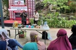 UKM Jurnalis dan TPL latih warga Kampung Sejahtera bikin sabun dari eucalyptus