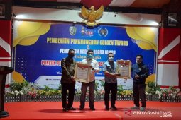 Dandim dan Kapolres Sampang terima "golden award" percepatan penanganan COVID-19