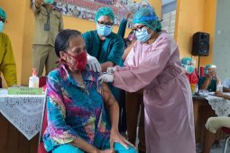 Puluhan Lansia PSW Ina Kaka Ambon jalani vaksinasi COVID-19
