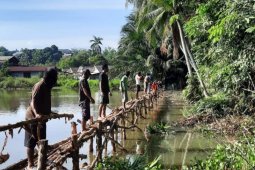 Dukung Ekonomi Kreatif, Warga RT 23 Gotong Royong Buat Kolam Pemancingan