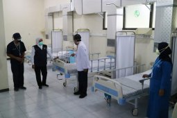 Puluhan penghuni Yayasan Bhakti Luhur Kota Malang dirawat di RS Lapangan COVID-19