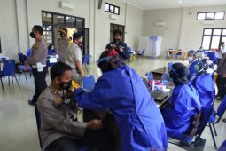 244 personel Polres Bangka Barat divaksin COVID-19 secara bertahap