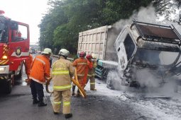 Truk boks terbakar di Tol Purbaleunyi arah Cileunyi pada Kamis dini hari