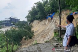 Jalan menuju kompleks makam wali di Kebomas Gresik longsor