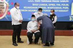 Vaksinasi massal mulai dilakukan sebagai upaya melawan COVID-19