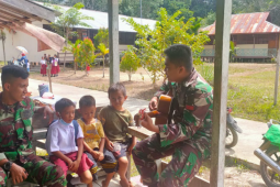 Keseruan personil Kodim 1206/PSB bersama anak-anak di lokasi TMMD
