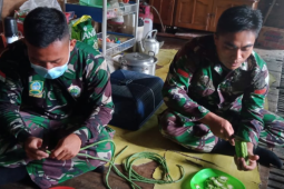 Anggota Satgas TMMD Kodim 1206/PSB bantu memasak di dapur