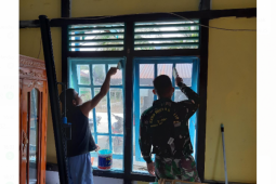 Warga bersama TNI lalukan pengecatan rumah di sela kegiatan TMMD ke-110