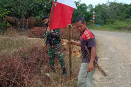Anggota Satgas TMMD Kodim 1206/PSB pasang umbul-umbul