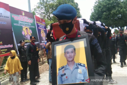 Tangis keluarga almarhum Briptu Herlis pecah saat jenazah tiba