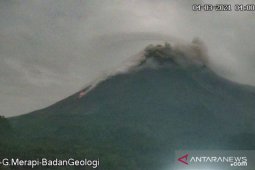 Gunung Merapi meluncurkan awan panas guguran sejauh 1,2 Km