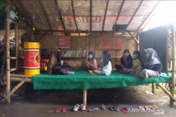 Mengajar anak-anak pedesaan di masa pandemi COVID-19