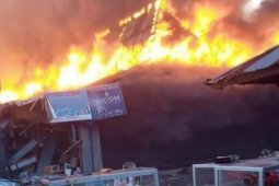 Ratusan lapak pedagang terbakar