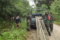 Satgas TMMD Kodim 1206/PSB selalu sempatkan diri bantu warga