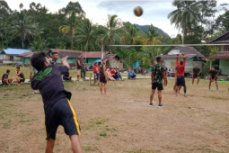 Jalin keakraban Satgas TMMD bermain Bola Voli bersama warga