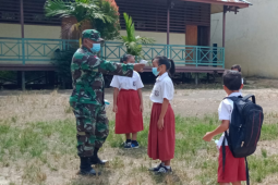 Satgas TMMD Kodim 1206/Putussibau bagikan masker kepada pelajar