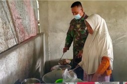 Tak mau ketinggalan ibu-ibu Pangkadan ikut andil bantu sukseskan TMMD