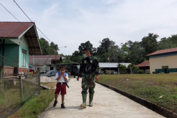 Anggota Kodim 1206/PSB bantu antarkan anak SD pulang kerumah