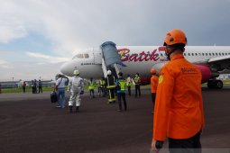 Batik Air yang mendarat kembali di Bandara Jambi karena mengalami kendala di roda depan