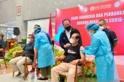 Ratusan pelaku industri keuangan di Bali  divaksinasi COVID-19
