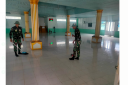 Personil Satgas TMMD Kodim 1206/PSB bersama warga bersihkan masjid