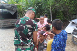 Personel TMMD Kodim 1206/PSB jalin kedekatan dengan anak - anak