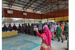 Warga sambut kedatangan Dandim 1206/PSB dan Bupati Kapuas Hulu