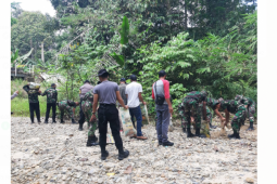Satgas TMMD bersama warga bahu membahu lakukan penimbunan jalan