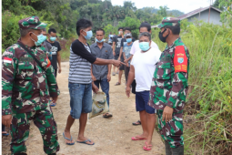 Ngobrol bareng warga di lokasi TMMD bagian dari Komsos