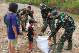 Anak-anak bersemangat melihat Satgas TMMD Kodim 1206/PSB bekerja
