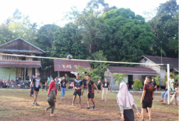 Remaja Putri Pengkadan ikut bersama olahraga dengan Personil TMMD