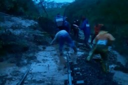 Jalur KA KM 87+500 Stasiun Pohgajih Blitar, Jatim tertimbun longsor
