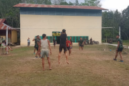 Jaga fisik Satgas TMMD Kodim 1206/PSB berolahraga bersama warga