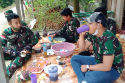 Komsos kunci keakraban Satgas TMMD Kodim 1206/PSB dan warga Pengkadan