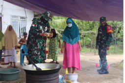 Dengan "Semangat '45" ibu-ibu siapkan makan siang untuk Satgas TMMD