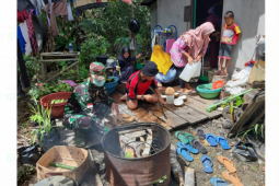 Satgas TMMD berbaur bersama ibu-ibu memasak di dapur