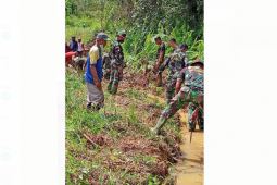 Satgas TMMD Kodim 1206/PSB  gerakkan warga buat aliran parit