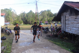 Usai bekarja personil Satgas TMMD ke- 110 Kodim 1206/PSB berolahraga lari sore